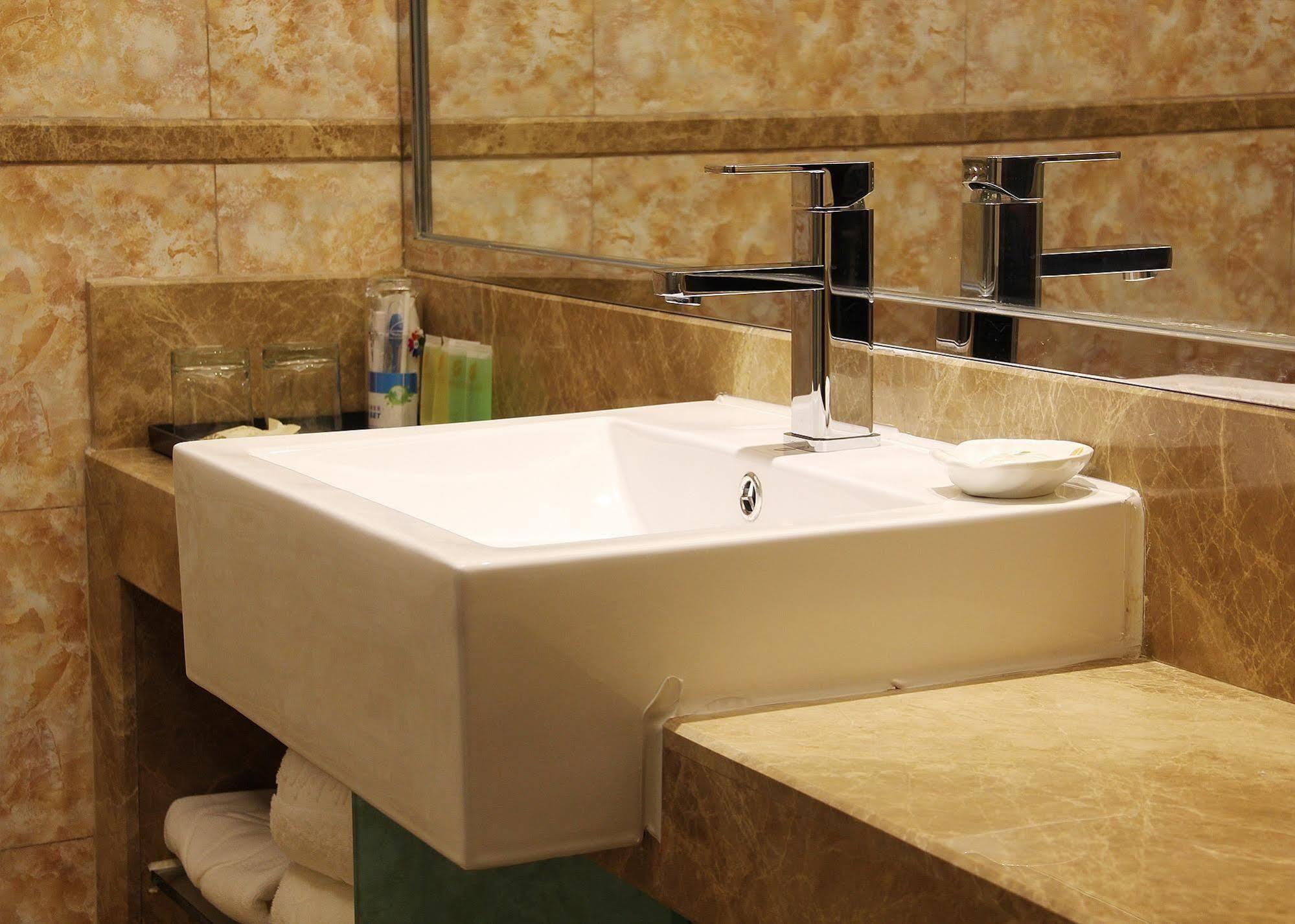 Zhuhai Platinum Holiday Hotel ภายนอก รูปภาพ